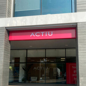 Reclamo luminoso em tela tencionada